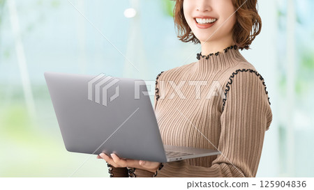 Smiling woman/businesswoman with a laptop Smiling woman/businesswoman with a laptop 125904836