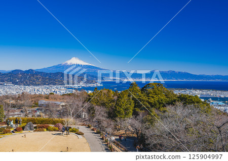 A view from the Nihondaira Yume Terrace Observation Corridor on a clear winter day in Shizuoka City (Shizuoka Prefecture) 125904997