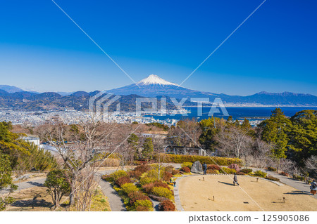 A view from the Nihondaira Yume Terrace Observation Corridor on a clear winter day in Shizuoka City (Shizuoka Prefecture) 125905086