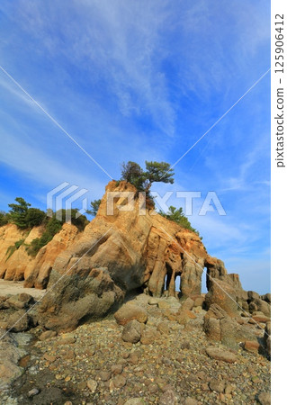 【山口縣】晴天的本山岬公園的“穿岩” 125906412