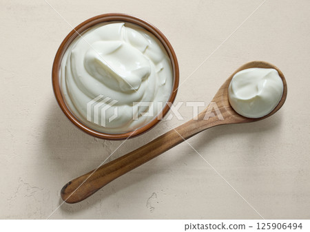 bowl of sour cream jogurt 125906494