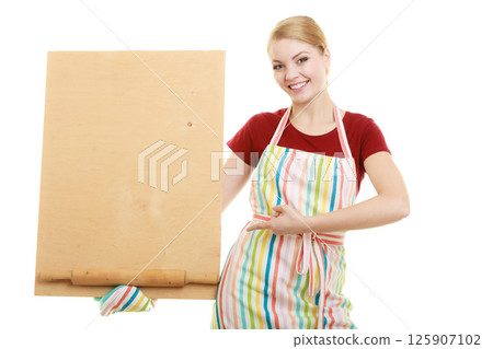 housewife holds wooden board with copy space housewife holds wooden board with copy space 125907102