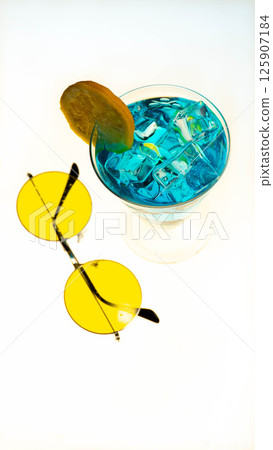Colorful summer cocktail with retro sunglasses 125907184
