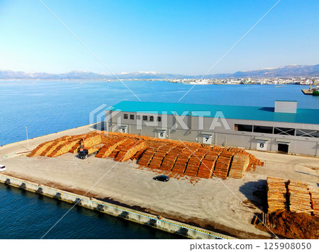 北海道函館市函館港春季木材運輸作業的鳥瞰圖 125908050