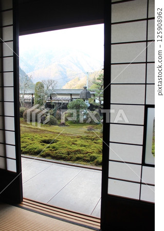 從老房子欣賞日式花園和山脈 從老房子欣賞日式花園和山脈 125908962