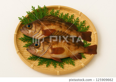 籃子裡剛捕獲的石魚 125909662