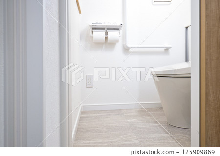 Housing image: Newly built house, clean and bright toilet 125909869