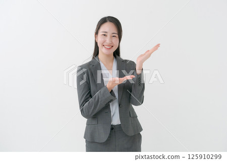 穿西裝的女人 125910299