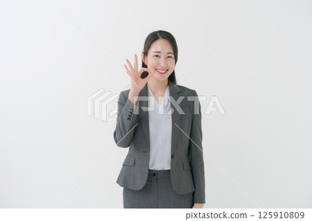 穿西裝的女人 125910809