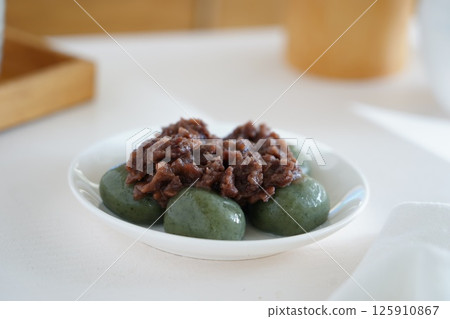 Wormwood dumpling 125910867