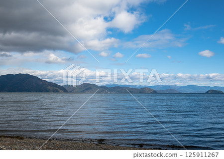 [Chikubushima Island seen from Lake Biwa in the depths, with a sandy beach] 125911267