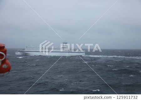 從渡輪經過 從渡輪經過 125911732