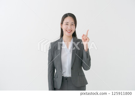 穿西裝的女人 125911800