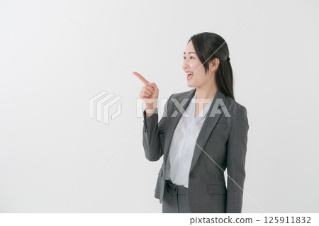 一位女士穿著西裝來展示指導 125911832