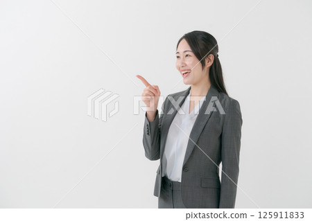 一位女士穿著西裝來展示指導 125911833