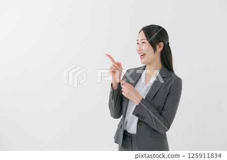 一位女士穿著西裝來展示指導 125911834