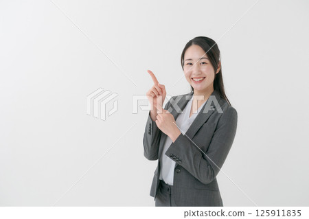 一位女士穿著西裝來展示指導 125911835