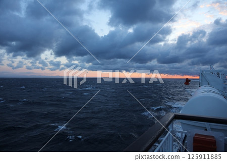 從渡輪上看到的富士山 125911885