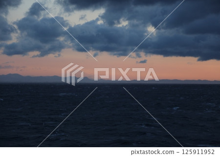 從渡輪上看到的富士山 125911952