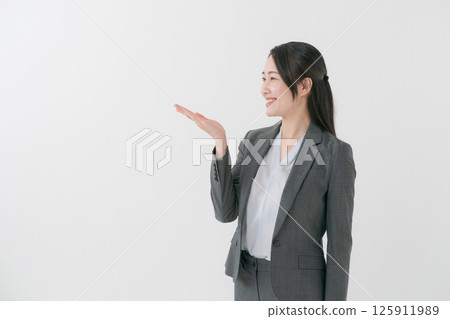 穿西裝的女人 125911989