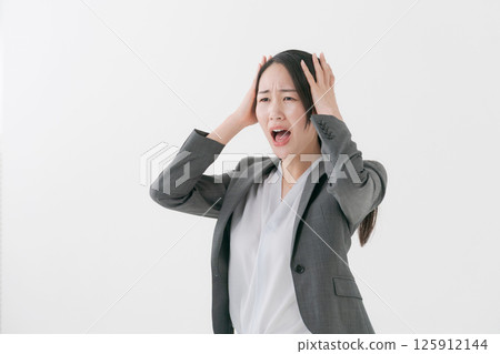 一位身著西裝、表情憂慮的女士 125912144