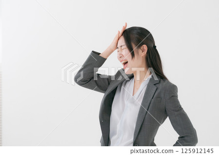一位身著西裝、表情憂慮的女士 125912145