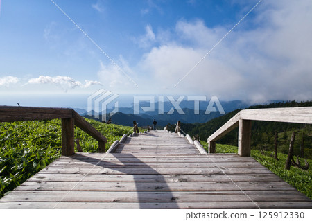 山路盡頭，壯麗的景色展現在眼前 125912330