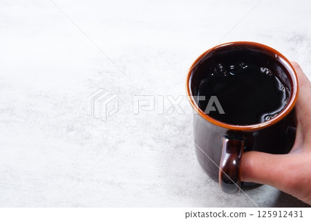 在您最喜歡的杯子裡喝著現煮咖啡休息一下的圖片 在您最喜歡的杯子裡喝著現煮咖啡休息一下的圖片 125912431