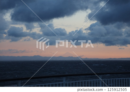 從渡輪上看到的富士山 125912505