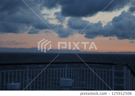 從渡輪上看到的富士山 從渡輪上看到的富士山 125912506