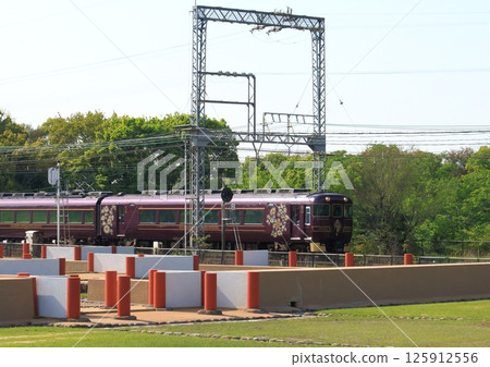 Kintetsu's "Aoniyoshi Tourist Express" runs past the restored ruins of the Heijo Palace ruins, a World Heritage Site. 125912556
