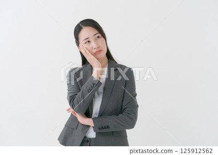 Business woman in troubled look 125912562