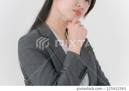 Business woman in troubled look 125912563
