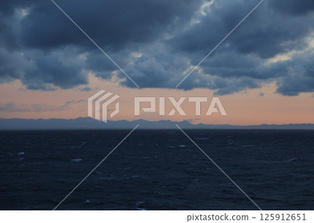 從渡輪上看到的富士山 125912651