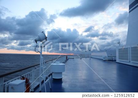 從渡輪登陸 從渡輪登陸 125912652