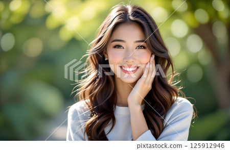 自然光下微笑的女人 125912946