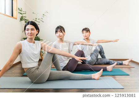 Women who do yoga and pilates in yoga studios and yoga classes (sports gym) Women who do yoga and pilates in yoga studios and yoga classes (sports gym) 125913081