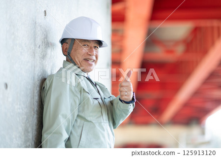 A veteran construction manager who enjoys his job 125913120