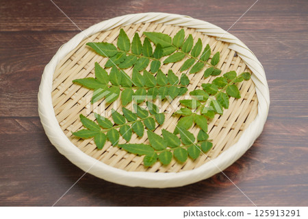 Japanese pepper leaves and buds 125913291