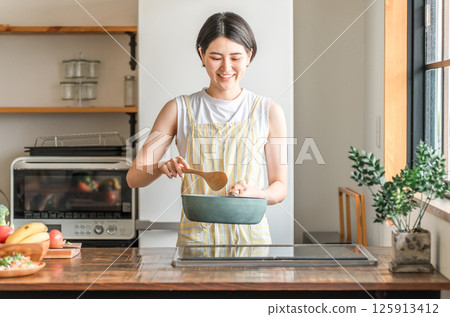 年輕的亞洲女性在廚房做飯（烹飪、家常菜、炒菜） 125913412