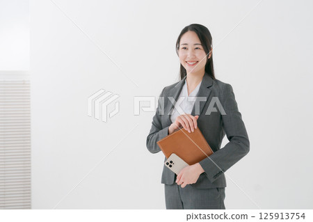 有文件的女商人 125913754