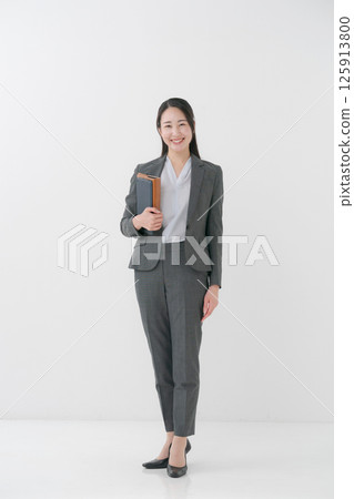 有文件的女商人 125913800