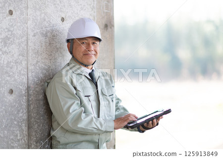 Veteran construction worker Veteran construction worker 125913849