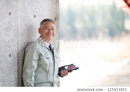 Veteran construction worker Veteran construction worker 125913851