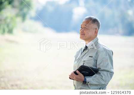 Veteran construction worker Veteran construction worker 125914370