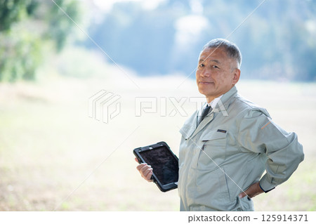 Veteran construction worker Veteran construction worker 125914371