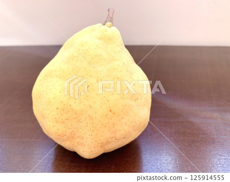庫存照片: 在桌上安置的梨 庫存照片: 在桌上安置的梨 125914555