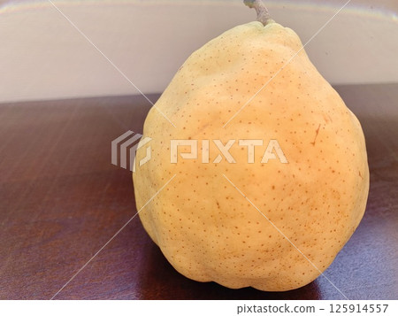 庫存照片: 在桌上安置的梨 庫存照片: 在桌上安置的梨 125914557