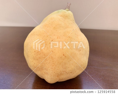 庫存照片: 在桌上安置的梨 125914558
