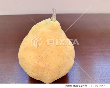 庫存照片: 在桌上安置的梨 125914559
